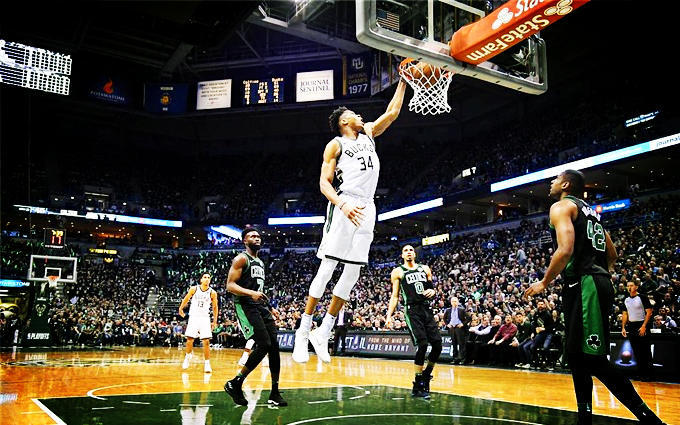 莱万多夫斯基重返赛场，败北首场状态出色，雄鹿观众沸腾！